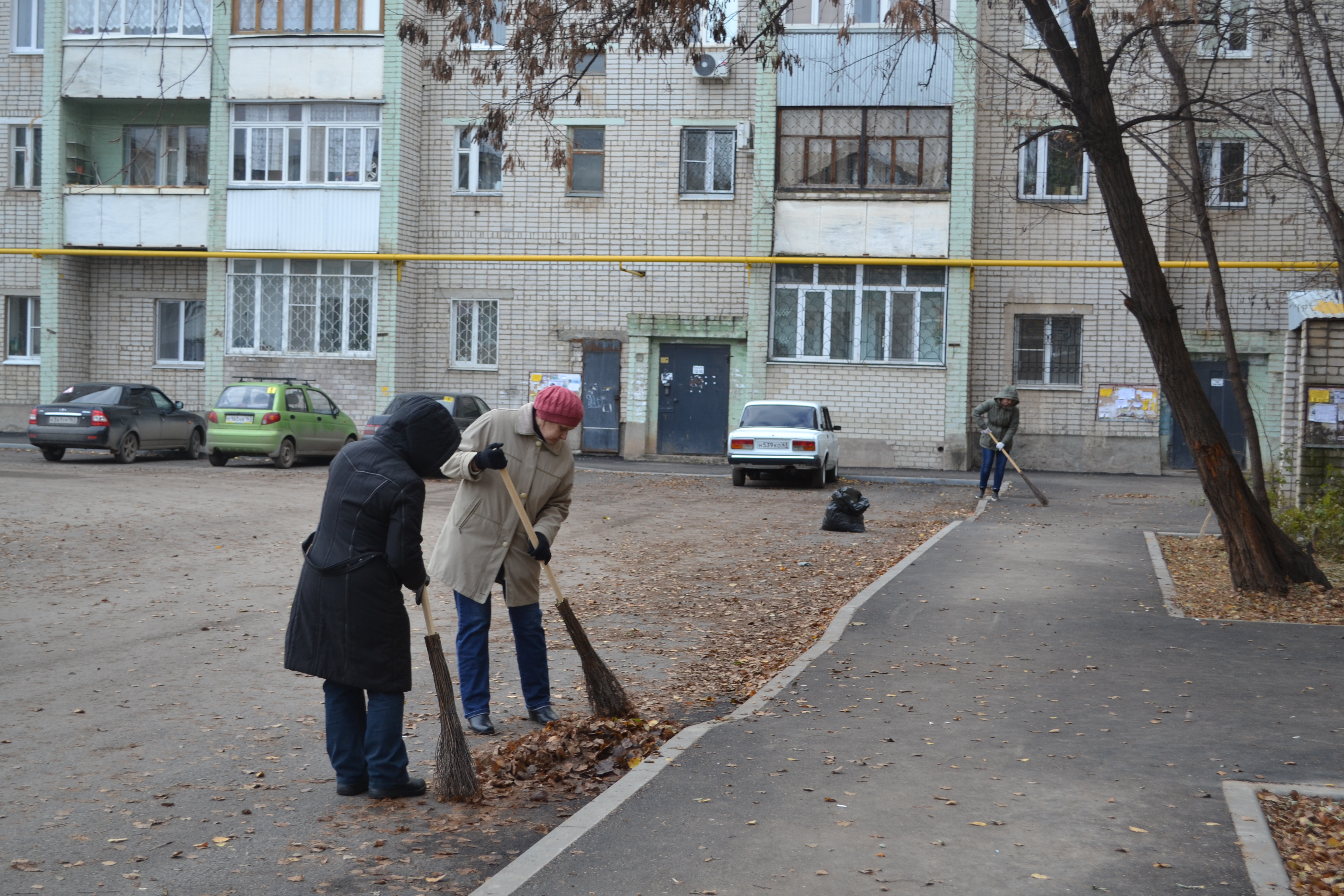 По завершении ремонтных работ во дворах жители городского округа Кинель  проводят субботники. — Сайт администрации Городского округа Кинель